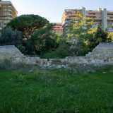 Da questo punto possiamo andare a visitare il giardino interno alla masseria, in cui entriamo sfruttando un�apertura del muro